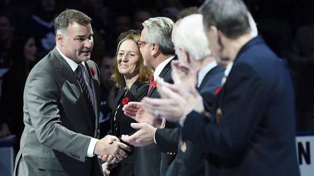 Někdejší kanadský útočník Eric Lindros (vlevo) rozšířil řady členů Síně slávy NHL. Někdejší kanadský útočník Eric Lindros (vlevo) rozšířil řady členů Síně slávy NHL.