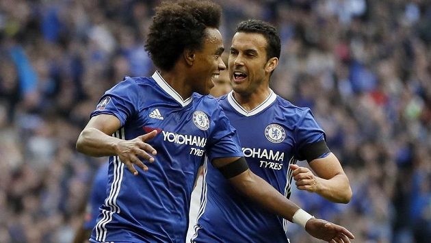 Willian (vlevo) a Pedro z Chelsea se radují z jednoho z gólů proti Tottenhamu. Willian (vlevo) a Pedro z Chelsea se radují z jednoho z gólů proti Tottenhamu.