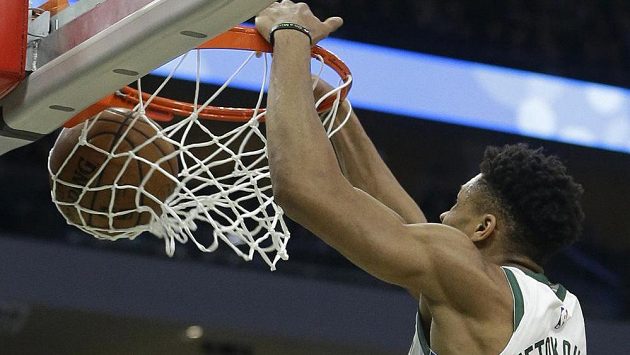 Janis Adetokunbo z Milwaukee dává koš v utkání proti Detroitu. Janis Adetokunbo z Milwaukee dává koš v utkání proti Detroitu.