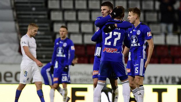 Fotbalisté Sigmy Olomouc se radují po vítězném zápase. Fotbalisté Sigmy Olomouc se radují po vítězném zápase.