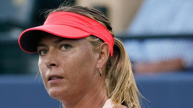 Ruska Maria Šarapovová při utkání s Jennifer Bradyovou z USA v prvním kole turneje ve Stanfordu. Ruska Maria Šarapovová při utkání s Jennifer Bradyovou z USA v prvním kole turneje ve Stanfordu.