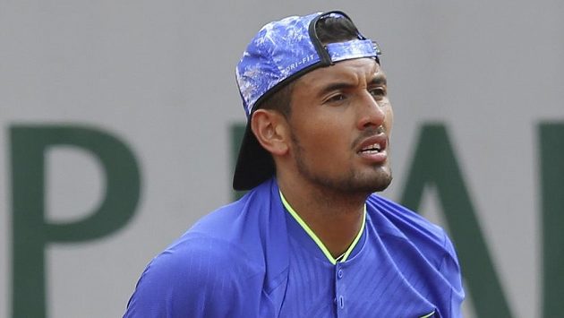 Nervózní Nick Kyrgios ve druhém kole French Open. Nervózní Nick Kyrgios ve druhém kole French Open.