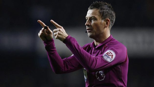 Rozhodčí Mark Clattenburg už nebude pískat zápasy Premier League, nově odchází řídit zápasy do Saúdské Arábie. Rozhodčí Mark Clattenburg už nebude pískat zápasy Premier League, nově odchází řídit zápasy do Saúdské Arábie.