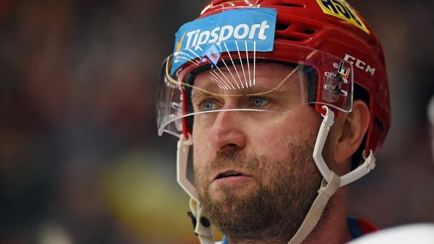Jaroslav Bednář z Hradce Králové se po vyřazení v semifinále play off Třincem rozhodl ukončit kariéru. Jaroslav Bednář z Hradce Králové se po vyřazení v semifinále play off Třincem rozhodl ukončit kariéru.