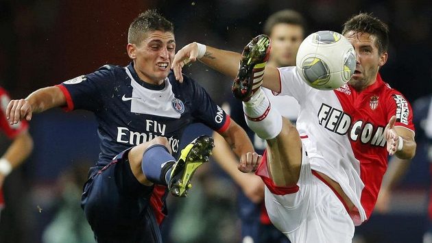 Marco Verratti (vlevo) z týmu PSG bojuje o míč s Joaem Moutinhem z Monaka. Marco Verratti (vlevo) z týmu PSG bojuje o míč s Joaem Moutinhem z Monaka.