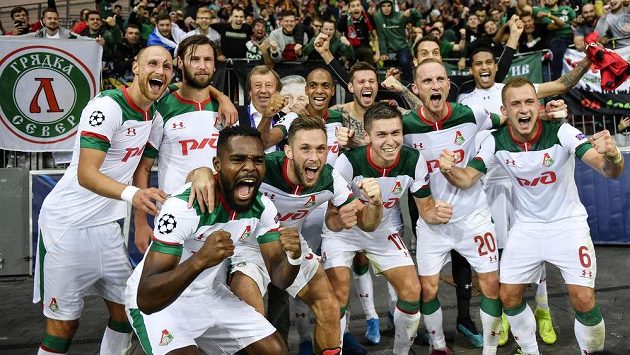 Radost hráčů Lokomotivu po utkání v Leverkusenu. Benedikt Höwedes zcela vlevo. Radost hráčů Lokomotivu po utkání v Leverkusenu. Benedikt Höwedes zcela vlevo.