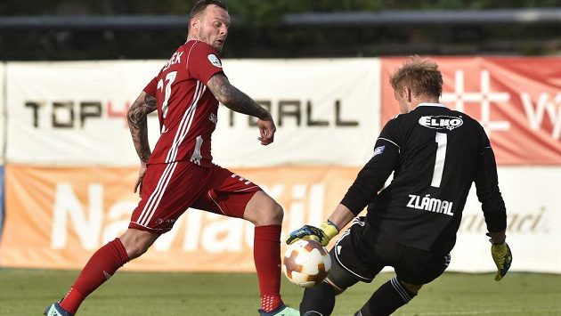 Olomoucký střelec Jakub Řezníček překonává zlínského brankáře Zdeňka Zlámala. Olomoucký střelec Jakub Řezníček překonává zlínského brankáře Zdeňka Zlámala.