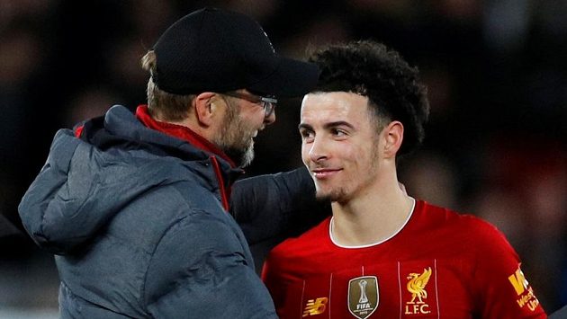 Kouč Liverpoolu Jürgen Klopp chválí mladíka Curtise Jonese během utkání FA Cupu proti Evertonu. Kouč Liverpoolu Jürgen Klopp chválí mladíka Curtise Jonese během utkání FA Cupu proti Evertonu.