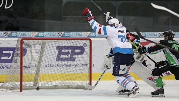Ivan Huml z Chomutova střílí druhý gól v rozhodujícícm utkání předkola play off hokejové extraligy proti Mladé Boleslavi. Ivan Huml z Chomutova střílí druhý gól v rozhodujícícm utkání předkola play off hokejové extraligy proti Mladé Boleslavi.