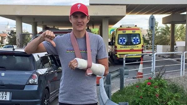 Výmluvné gesto Jaroslava Kulhavého. Přípravu na olympijskou obhajobu zkomplikovala dvojnásobná fraktura ruky. Výmluvné gesto Jaroslava Kulhavého. Přípravu na olympijskou obhajobu zkomplikovala dvojnásobná fraktura ruky.