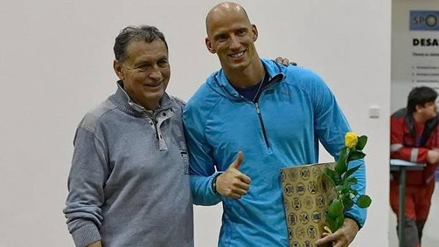 Překážkář Petr Svoboda se svým koučem Luďkem Svobodou po mítinku v Jablonci. Překážkář Petr Svoboda se svým koučem Luďkem Svobodou po mítinku v Jablonci.