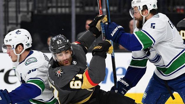 Křídelník Max Pacioretty z Vegas v souboji s přesilou z Vancouveru. Křídelník Max Pacioretty z Vegas v souboji s přesilou z Vancouveru.
