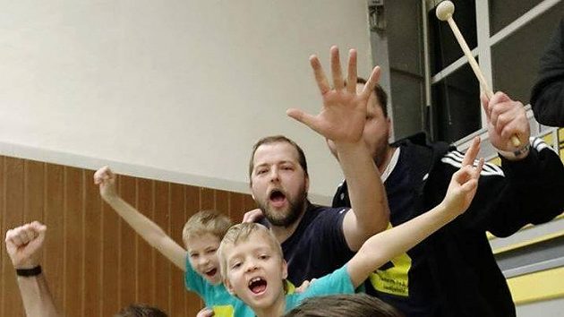 Fanoušci volejbalových Lvů si mohou po zápasech přijít popovídat s hráči i trenérem a říct jim z očí do očí, co se jim případně nelíbí. Klub je navíc pohostí. Fanoušci volejbalových Lvů si mohou po zápasech přijít popovídat s hráči i trenérem a říct jim z očí do očí, co se jim případně nelíbí. Klub je navíc pohostí.