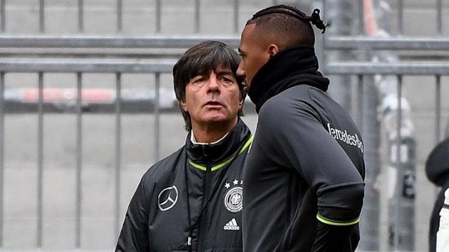 Trenér německé reprezentace Joachim Löw (vlevo) v debatě s obráncem Jeromem Boatengem. Trenér německé reprezentace Joachim Löw (vlevo) v debatě s obráncem Jeromem Boatengem.
