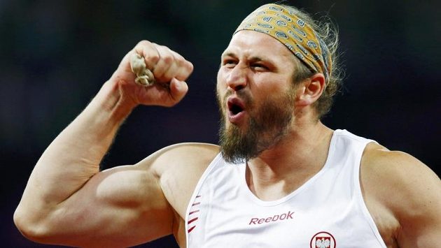 Polský koulař Tomasz Majewski slaví olympijské zlato Polský koulař Tomasz Majewski slaví olympijské zlato