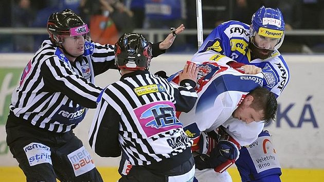 Brněnský Jiří Vašíček a pardubický Daniel Rákos (vlevo) v bitce ve finále extraligy. Brněnský Jiří Vašíček a pardubický Daniel Rákos (vlevo) v bitce ve finále extraligy.