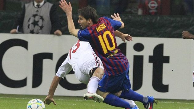 Lionel Messi z Barcelony obchází obránce AC Milán Alessandra Nestu ve čtvrtfinále Ligy mistrů. Lionel Messi z Barcelony obchází obránce AC Milán Alessandra Nestu ve čtvrtfinále Ligy mistrů.
