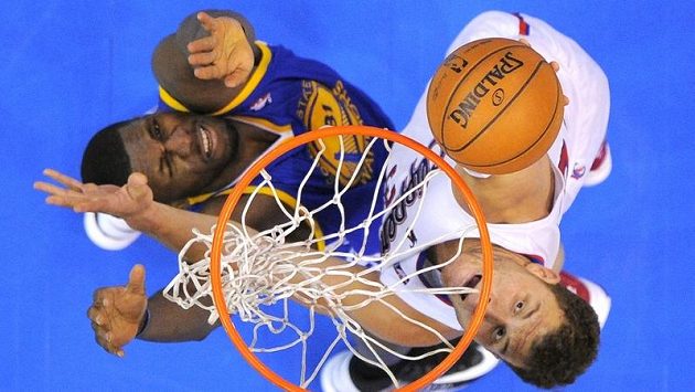 Losangelský Blake Griffin dává koš přes Festuse Ezeliho z týmu Warriors. Losangelský Blake Griffin dává koš přes Festuse Ezeliho z týmu Warriors.
