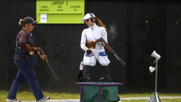 Kimberly Rhodeová (vlevo) prochází kolem Slovenky Danky Bartekové ve finále střelby na skeet. Kimberly Rhodeová (vlevo) prochází kolem Slovenky Danky Bartekové ve finále střelby na skeet.