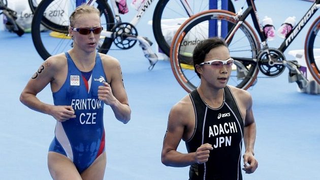 Vendula Frintová (vlevo) a Japonka Mariko Adačiová na olympijské trati. Vendula Frintová (vlevo) a Japonka Mariko Adačiová na olympijské trati.
