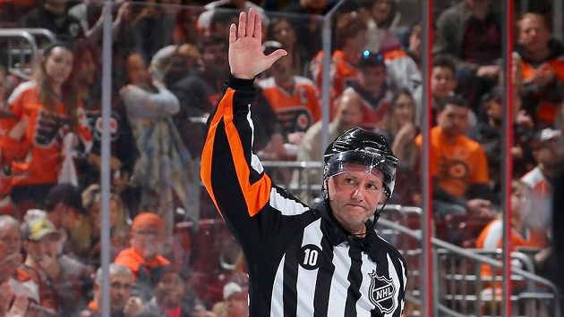 Kanadský rozhodčí Paul Devorski se v 56 letech loučí s NHL. Kanadský rozhodčí Paul Devorski se v 56 letech loučí s NHL.