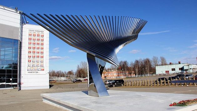 Památník hokejistům Jaroslavle u areny Lokomotivu. Památník hokejistům Jaroslavle u areny Lokomotivu.