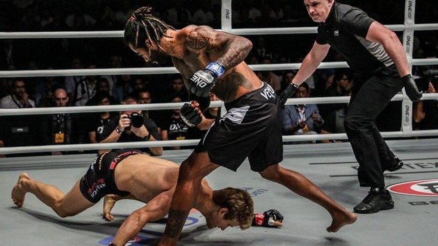 Hotovo. Poslední duel Sage Northcutt prohrál za 29 sekund a musel do nemocnice, přesto věří, že se vrátí. Hotovo. Poslední duel Sage Northcutt prohrál za 29 sekund a musel do nemocnice, přesto věří, že se vrátí.