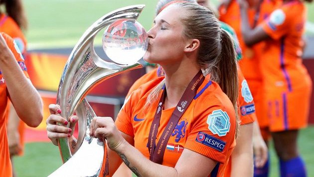 Mandy van den Bergová s trofejí pro mistryně Evropy. Mandy van den Bergová s trofejí pro mistryně Evropy.