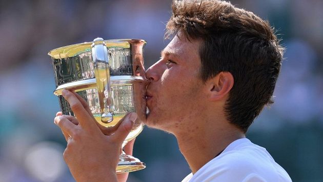Nadějný italský tenista Gianluigi Quinzi s trofejí pro vítěze wimbledonské juniorky. Nadějný italský tenista Gianluigi Quinzi s trofejí pro vítěze wimbledonské juniorky.