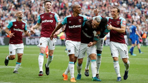 Fotbalisty West Hamu, kteří oslavují gól, nově povede Manuel Pellegrini. Fotbalisty West Hamu, kteří oslavují gól, nově povede Manuel Pellegrini.