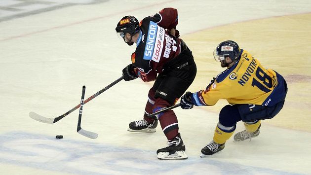 Jan Buchtele ze Sparty (vlevo) střílí třetí gól, vpravo je Martin Novotný ze Zlína. Jan Buchtele ze Sparty (vlevo) střílí třetí gól, vpravo je Martin Novotný ze Zlína.