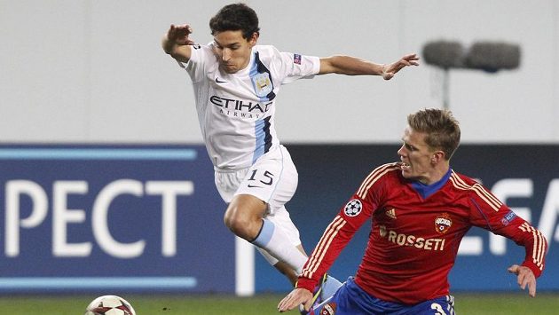 Pontus Wernbloom z CSKA Moskva (vpravo) v souboji s Jesusem Navasem z Manchesteru City. Pontus Wernbloom z CSKA Moskva (vpravo) v souboji s Jesusem Navasem z Manchesteru City.