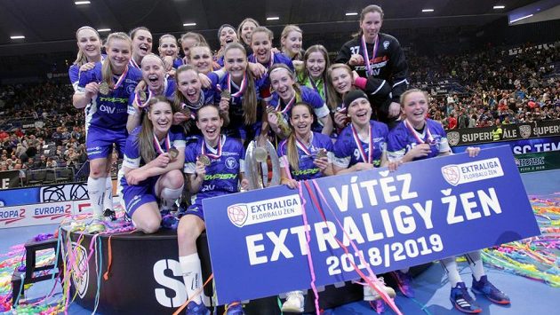 Florbalistky Vítkovic porazily Chodov 7:6 v prodloužení a obhájily titul, který získaly celkově popáté v historii. Florbalistky Vítkovic porazily Chodov 7:6 v prodloužení a obhájily titul, který získaly celkově popáté v historii.