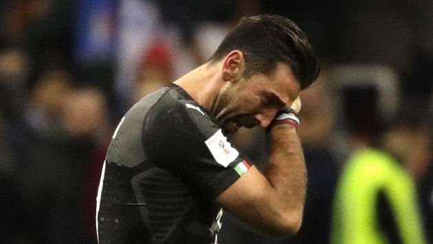 Italská fotbalová legenda mezi tyčemi Gianluigi Buffon vyřazení v baráži oplakala a vzápětí ohlásila konec reprezentační kariéry. Teď ale obrací. Italská fotbalová legenda mezi tyčemi Gianluigi Buffon vyřazení v baráži oplakala a vzápětí ohlásila konec reprezentační kariéry. Teď ale obrací.