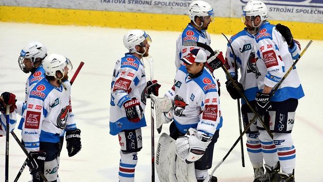 Smutek chomutovských hráčů po skončení semifinále play off hokejové extraligy. Piráti prohráli s Libercem a sezóna pro ně skončila. Smutek chomutovských hráčů po skončení semifinále play off hokejové extraligy. Piráti prohráli s Libercem a sezóna pro ně skončila.