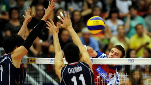 Petr Michálek (vpravo) smečuje v zápase s Koreou. Petr Michálek (vpravo) smečuje v zápase s Koreou.