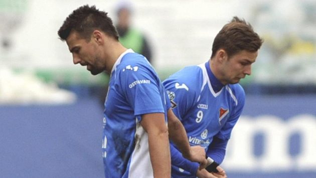 Diminik Kraut z Baníku Ostrava (vpravo) střídá v utkání 22. kola fotbalové Gambrinus ligy Milana Baroše. Diminik Kraut z Baníku Ostrava (vpravo) střídá v utkání 22. kola fotbalové Gambrinus ligy Milana Baroše.