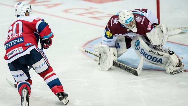 Brankář Sparty Praha Jan Lukáš chytá trestné střílení pardubického útočníka Tomáše Rolinka. Brankář Sparty Praha Jan Lukáš chytá trestné střílení pardubického útočníka Tomáše Rolinka.