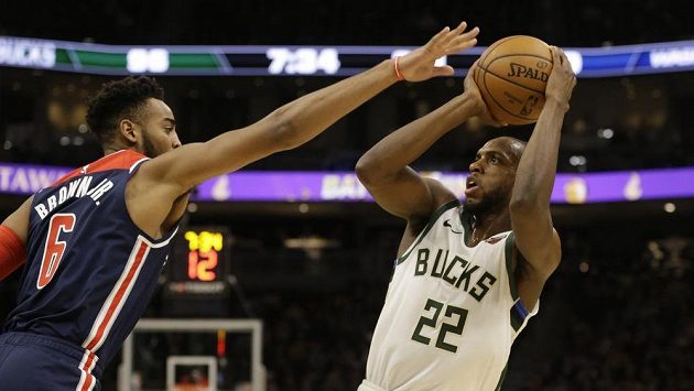 Khris Middleton (vpravo) z Milwaukee a washingtonský Troy Brown Jr. Khris Middleton (vpravo) z Milwaukee a washingtonský Troy Brown Jr.