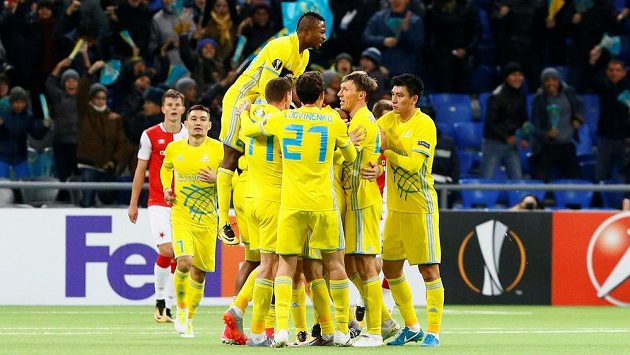 Marin Tomasov slaví se spoluhráči vyrovnávací gól Astany v souboji se Slavií v Evropské lize. Marin Tomasov slaví se spoluhráči vyrovnávací gól Astany v souboji se Slavií v Evropské lize.