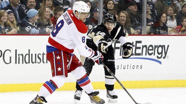 Útočník Washingtonu Capitals Alexander Ovečkin (vlevo) vedle Chrise Kunitze z Pittsburghu. Útočník Washingtonu Capitals Alexander Ovečkin (vlevo) vedle Chrise Kunitze z Pittsburghu.