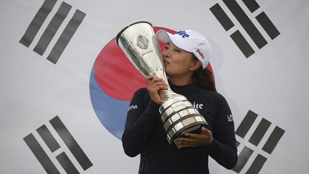 Golfistka Ko Čin-jong vyhrála po úvodním majoru sezony LPGA, dubnovém ANA Inspiration, i ten závěrečný Evian Championship. Golfistka Ko Čin-jong vyhrála po úvodním majoru sezony LPGA, dubnovém ANA Inspiration, i ten závěrečný Evian Championship.