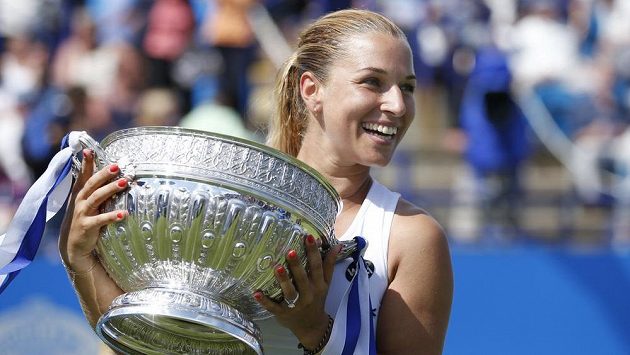 Slovenská tenistka Dominika Cibulková se raduje s trofejí pro vítězku turnaje v Eastbourne. Slovenská tenistka Dominika Cibulková se raduje s trofejí pro vítězku turnaje v Eastbourne.