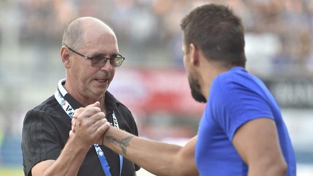 Zleva trenér Bohumil Páník a nehrající Milan Baroš oslavují druhou branku Baníku proti Olomouci. Zleva trenér Bohumil Páník a nehrající Milan Baroš oslavují druhou branku Baníku proti Olomouci.