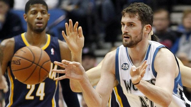 Kevin Love (42) z Minnesoty v utkání NBA s týmem Indiana Pacers, jeho akci přihlíži Paul George (24). Kevin Love (42) z Minnesoty v utkání NBA s týmem Indiana Pacers, jeho akci přihlíži Paul George (24).