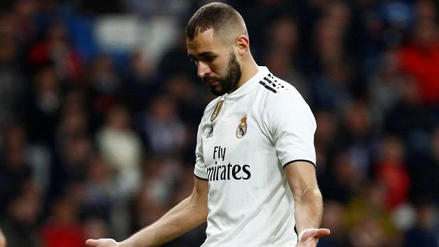 Karim Benzema si v nedělním utkání španělské ligy s Betisem Sevilla zlomil ruku a bude fotbalistům Realu Madrid nějaký čas chybět. Karim Benzema si v nedělním utkání španělské ligy s Betisem Sevilla zlomil ruku a bude fotbalistům Realu Madrid nějaký čas chybět.