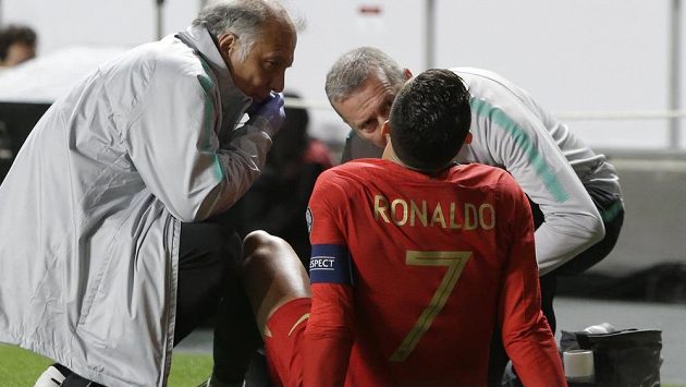 Cristiano Ronaldo v péči lékařů portugalské reprezentace v kvalifikačním utkání proti Srbsku. Cristiano Ronaldo v péči lékařů portugalské reprezentace v kvalifikačním utkání proti Srbsku.