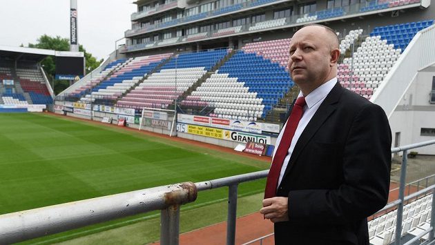 Měsíc před konáním mistrovství Evropy fotbalistů do 21 let v Olomouci slavnostně uvedli do provozu zrekonstruované zázemí Androva stadiónu. Na snímku je předseda Organizačního výboru ME U21 Petr Fousek. Měsíc před konáním mistrovství Evropy fotbalistů do 21 let v Olomouci slavnostně uvedli do provozu zrekonstruované zázemí Androva stadiónu. Na snímku je předseda Organizačního výboru ME U21 Petr Fousek.