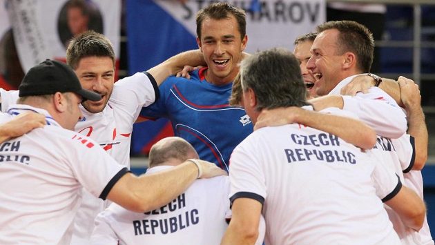 Čeští tenisté se radují z postupu do semifinále Davisova poháru. Rozhodující třetí bod vybojoval v Astaně Lukáš Rosol (čtvrtý zprava). Čeští tenisté se radují z postupu do semifinále Davisova poháru. Rozhodující třetí bod vybojoval v Astaně Lukáš Rosol (čtvrtý zprava).