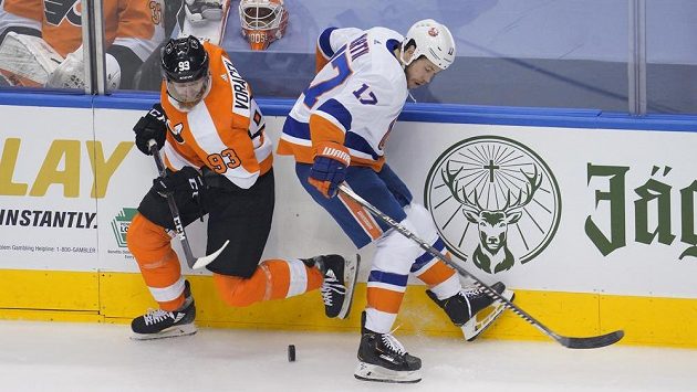 Jakub Voráček (93) z Philadelphie a Matt Martin (17) z New York Islanders. Ilustrační foto. Jakub Voráček (93) z Philadelphie a Matt Martin (17) z New York Islanders. Ilustrační foto.